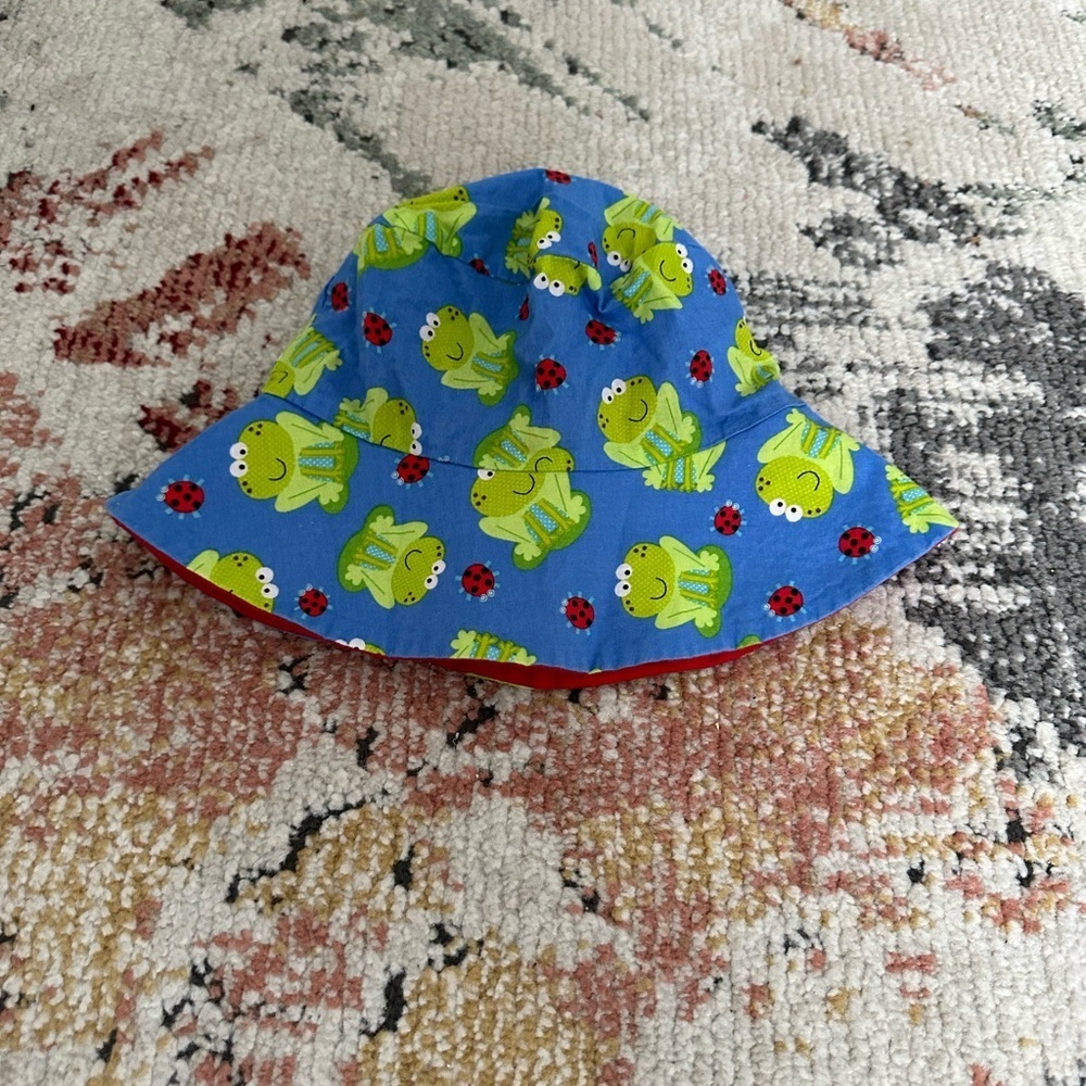 VTG 90s Kids Little Boy’s reversible sun hat
Adorable
Vibrant frogs